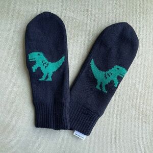 NWT. Aritzia Sylviane Knitted Dinosaur Mitten. Unisex. One size. Black/Green